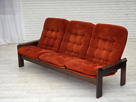 Image 1 of Dänisches 3-Sitzer-Sofa aus den 1970er Jahren, orange/roter Möbelvelours, Eichenholz.