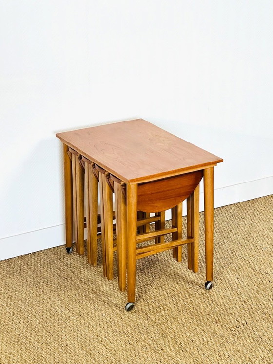 Image 1 of Set van 5 vintage Scandinavische bijzettafels van teakhout, uit 1960.