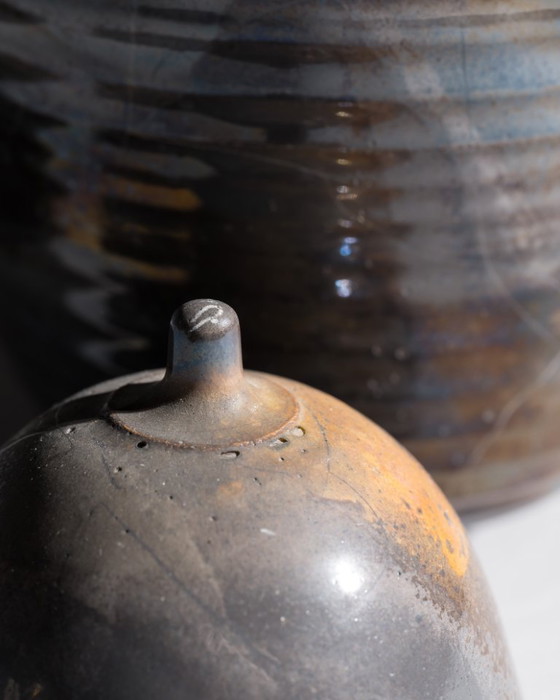 Image 1 of Studio Ceramic Box Duo – Mario Enke, Duitsland, 2010 · Reductiegebakken steengoed containers in grijze en blauwe tinten