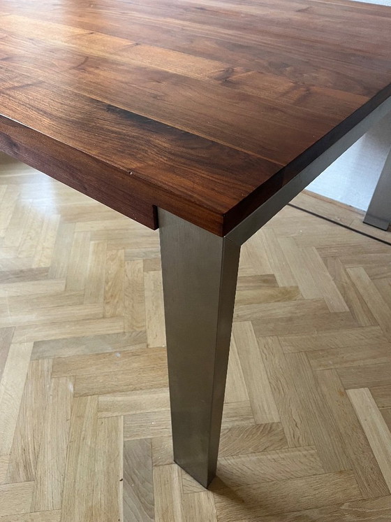 Image 1 of Tavolo “The Bridge” in noce con gambe in acciaio inox