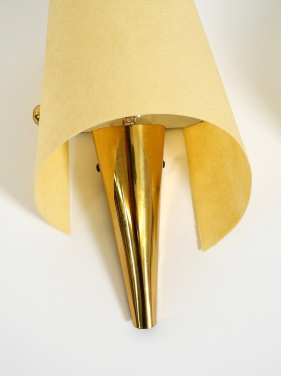 Image 1 of Una coppia di eccezionali applique da parete in ottone in stile Mid-Century Modern con paralumi in fibra di vetro.
