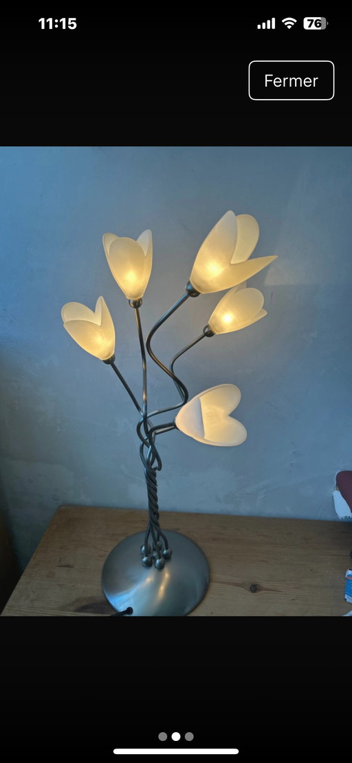 Lampada da tavolo dal design floreale distintivo, con paralumi in vetro a forma di tulipano e base in metallo. (photo 2 of 6)