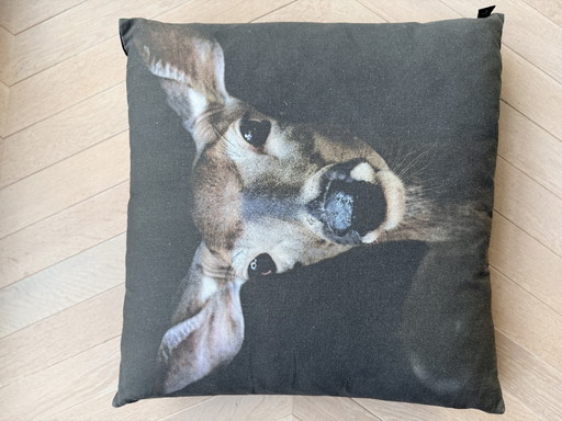 By Nord, groot donkergrijs/zw kussen met hertenkop