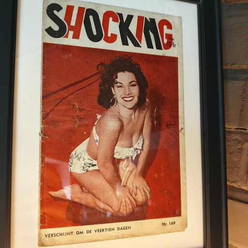 Originele ingelijste cover van een Belgisch pin-up magazine uit 1954 | Schokkend | Muurdecoratie uit het midden van de 20e eeuw
