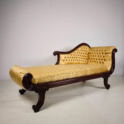 Elegante chaise longue francesa del siglo XIX de nogal macizo con tapicería de damasco dorado. Presenta un (photo 2 of 8)