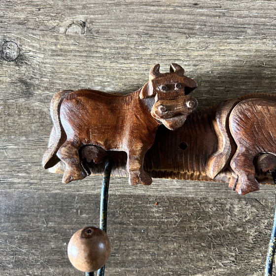 Image 1 of Appendiabiti vintage in legno a forma di mucca