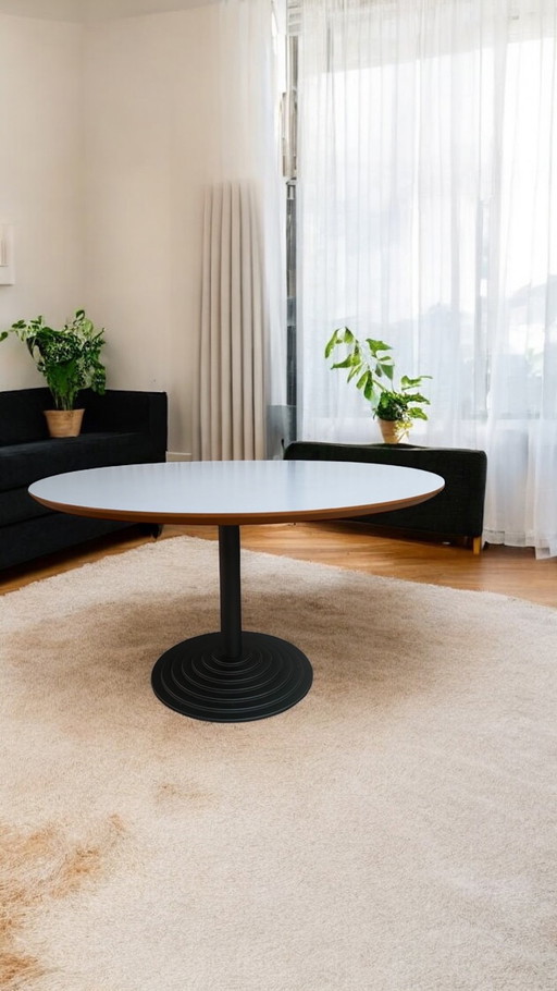 Round Artifort table