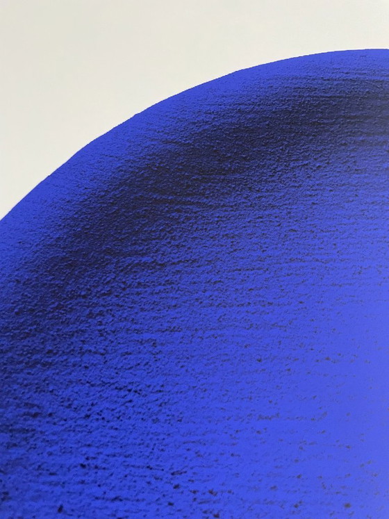 Image 1 of Yves Klein (1928-1962), Disque Bleu, IKB 54, 1957, copyright VG Bild-Kunst, Bonn 1997, gedrukt in Duitsland.