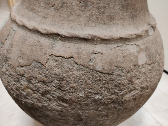 Image 1 of Antieke lichtbruine terracotta pot met sierranden. 