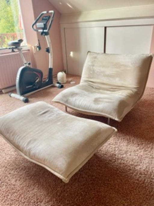 Poltrona Calin di Ligne Roset con sgabello a tre posizioni