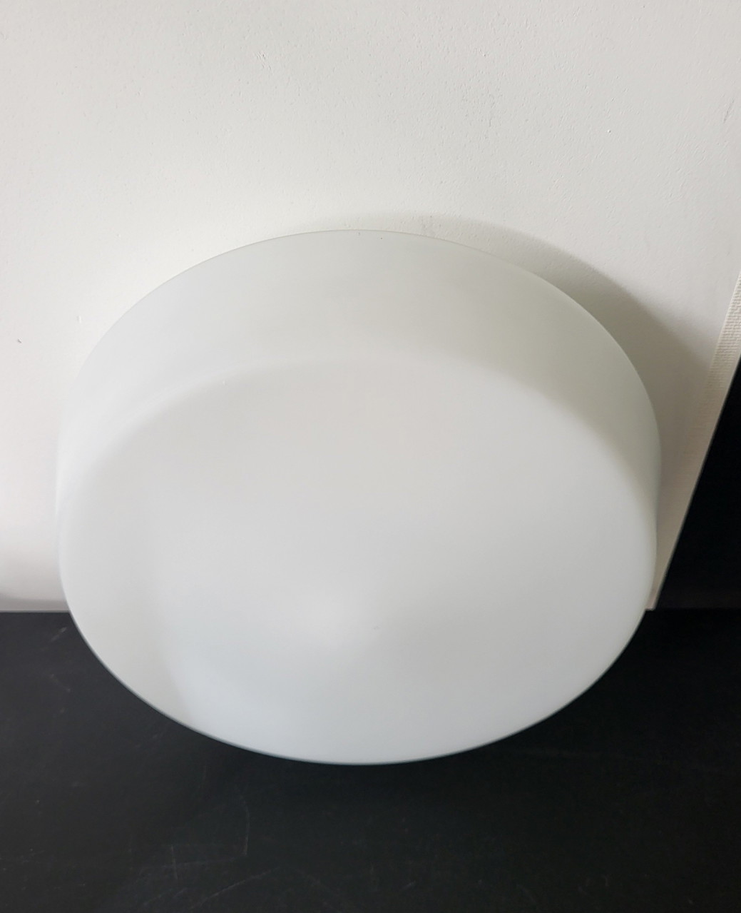 Plafoniera vintage DKN Leuchte con grande paralume in vetro opalino bianco, risalente agli anni '60.