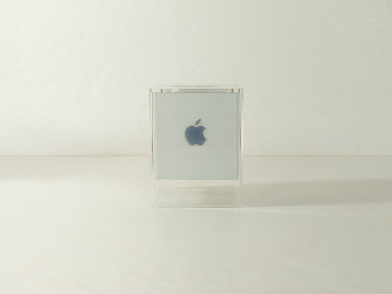 Image 1 of Power Mac G4 Cube et écran Studio 17 pouces, Apple, années 2000, vintage
