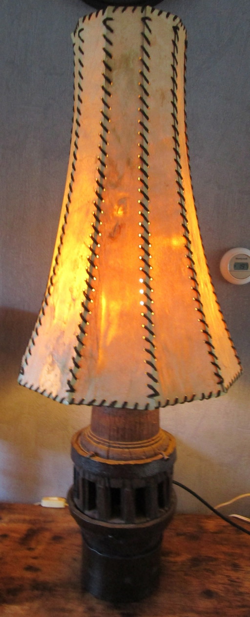 Lámpara antigua, rara y pesada, con eje de rueda de carro y pantalla de cuero genuino.