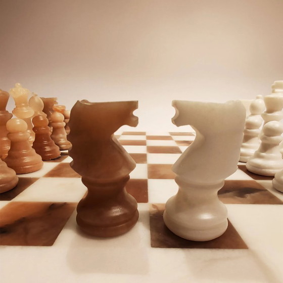 Image 1 of Jeu d'échecs de luxe vintage des années 1970 en albâtre italien sculpté à la main de Volterra - blanc et agate naturelle (brune)