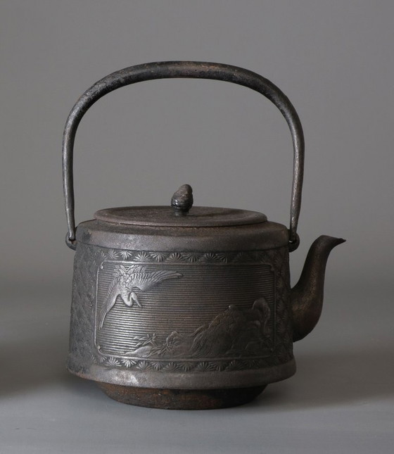 Image 1 of vintage Japanse ketel Tetsubin 鉄瓶 met reliëfontwerp