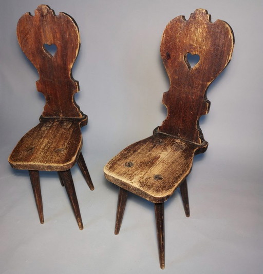 Paire de chaises alpines en planches (Brettstuhl) du XIXe siècle en mélèze, dossier sculpté en cœur