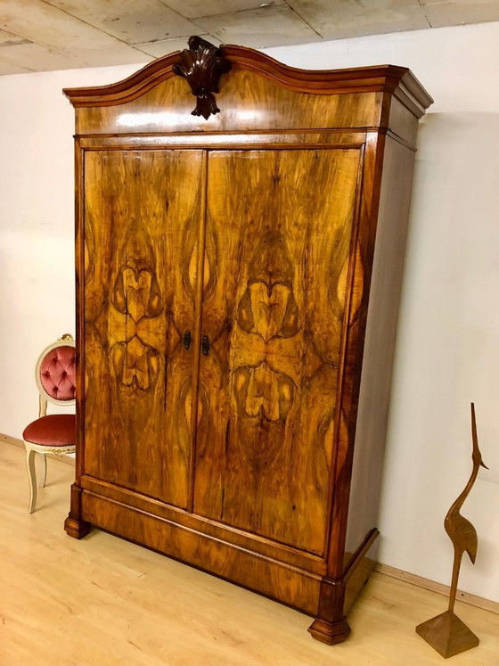 Image 1 of Armoire Biedermeier représentative / noyer sur chêne, vers 1830
