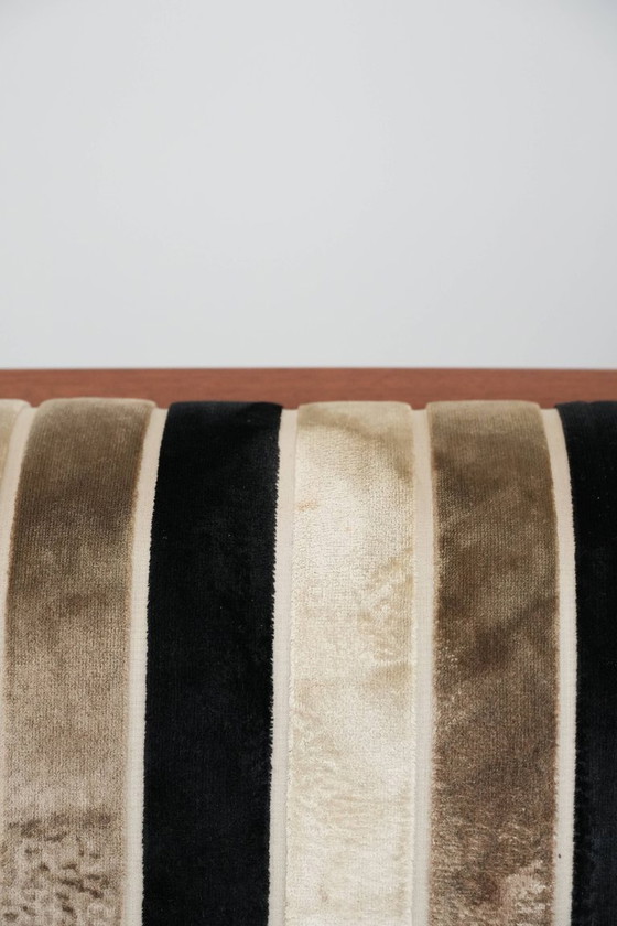 Image 1 of Sofá de diseño Schuitema de 2,5 plazas de la serie Decoforma con preciosa carpintería.