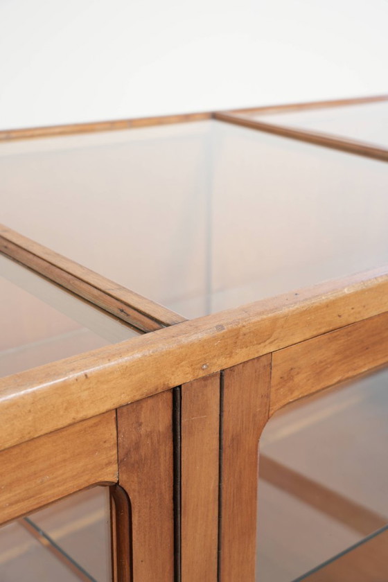Image 1 of Bijzonder leuke en grote vintage houten balie/ vitrinekast/ display kast met 4 deuren en glas