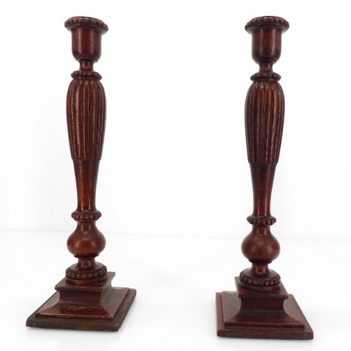 Paire de bougeoirs néoclassiques en bois tourné et sculpté, France, vers 1950