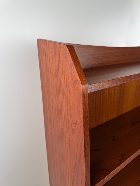 Image 1 of Deense teakhouten boekenkast met uitschuifbaar bureau – elegante werkplek in mid-century stijl