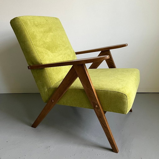 Vintage fauteuil in mid-century modern stijl: limoengroene stof, frame van beukenhout. – Wood