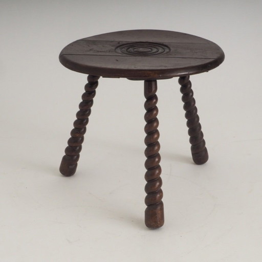 Franse eikenhouten driepoot bijzettafel, toegeschreven aan Charles Dudouyt. – Wood (photo 2 of 17)