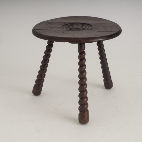 Franse eikenhouten driepoot bijzettafel, toegeschreven aan Charles Dudouyt. – Wood (photo 2 of 17)