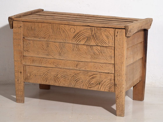 Antieke volksgesneden kist van grenenhout – Centraal-Europa, circa 1850 – Opbergkast, Rustic (photo 29 of 40)