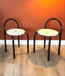 Chaises/tabourets vintage d'époque Memphis avec dossier