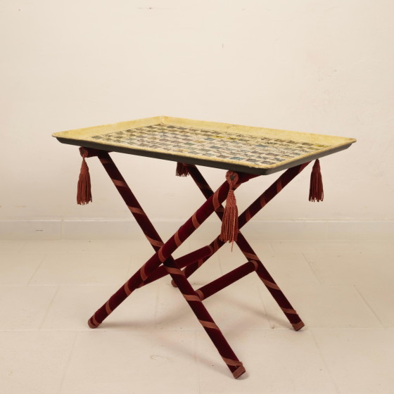 Vassoio araldico di Piero Fornasetti, montato come tavolo su base Foldes, anni '50 – Tavolini, Wood, Velvet (photo 13 of 20)