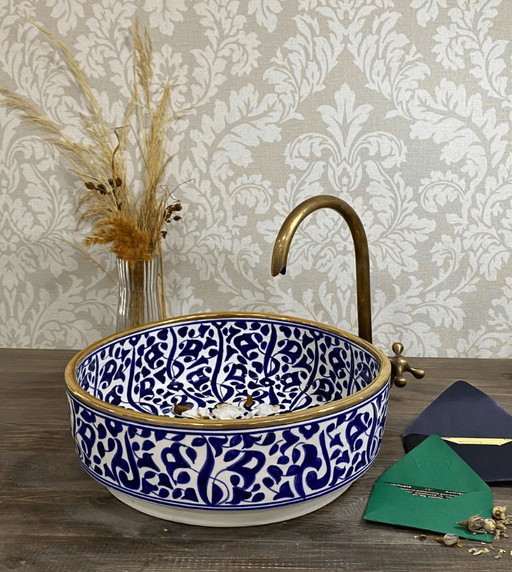 Marokkanisches Waschbecken mit blauem Blumenmuster und Messingrand – Aufsatzwaschbecken