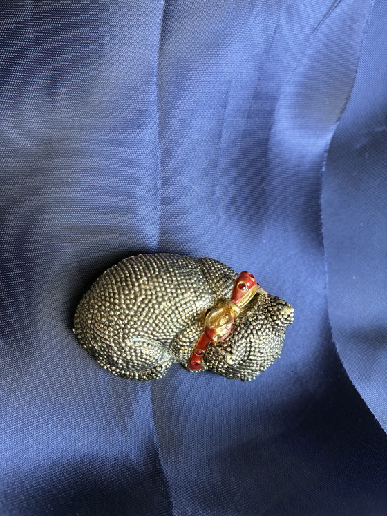 Image 1 of Broche représentant un petit chien avec un nœud rouge