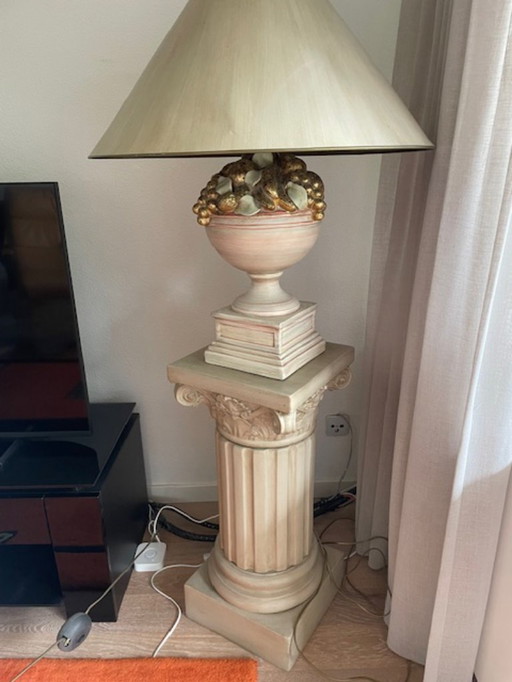 lampe en pierre avec décoration de fruits sur la base et le socle