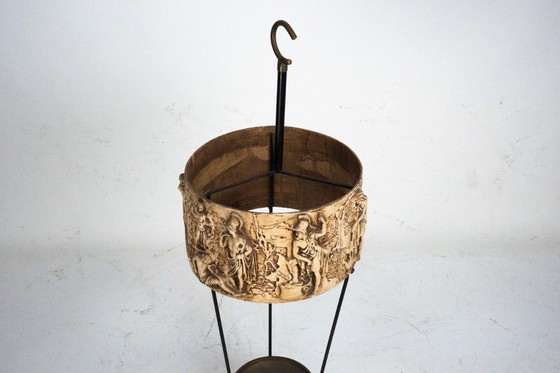 Image 1 of Paragüero de mediados de siglo en hierro y latón con relieve neoclásico, Italia, década de 1950