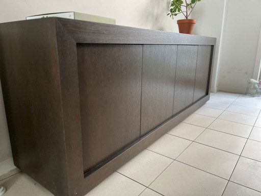 Gabinete moderno y elegante de madera maciza de wengué.