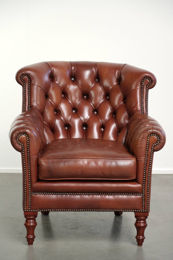 Kwalitatief zeer goede cognac kleurige rundleren chesterfield armchair in Engelse stijl met een tijdloos (photo 2 of 12)