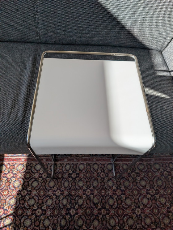 Table d'appoint moderniste vintage – Chrome et blanc – Design incurvé unique – Tables d'appoint (photo 5 of 5)