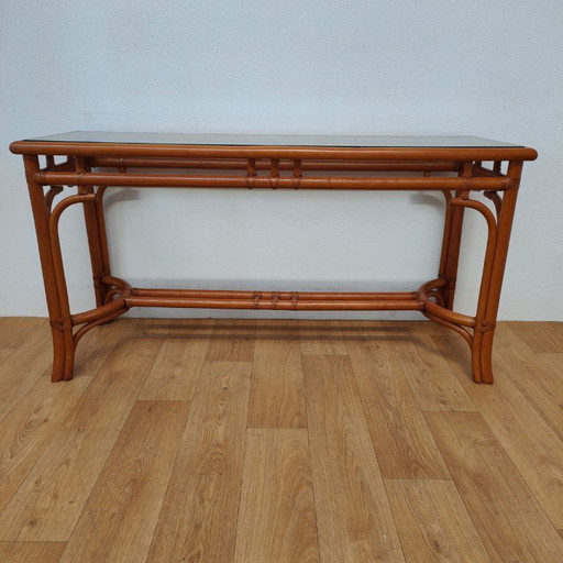 Mesita auxiliar vintage de ratán con tapa de cristal.
