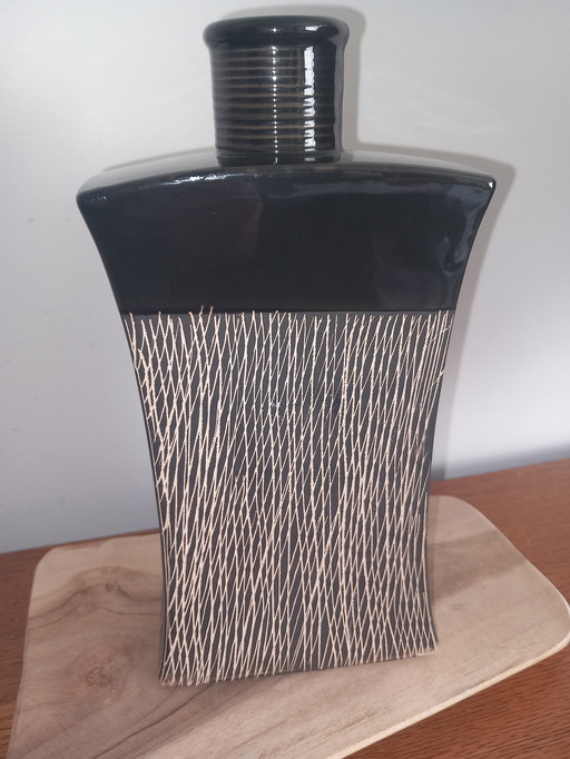 Large Modernist "Flasque" Vase – Vitreous Black Enamel – 26 cm – Architectural Design – 1970/80
