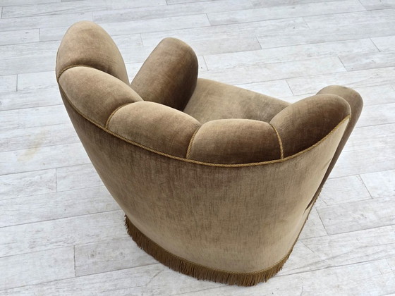 Image 1 of Sillón danés de los años 60, estilo relax, tapizado en terciopelo verde oscuro y madera de fresno.