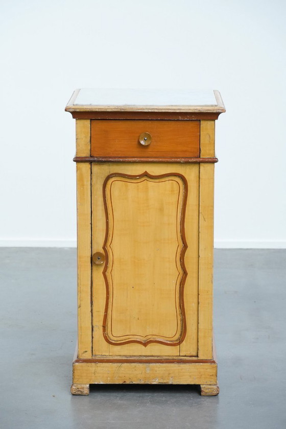 Image 1 of Antico comodino/tavolino da ingresso in legno a 1 anta con piano in marmo chiaro