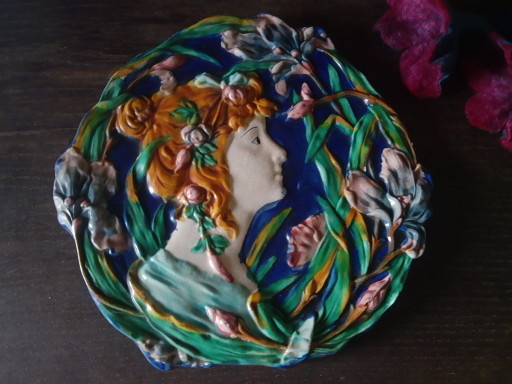 Dekorativer Keramikteller im Majolika-Stil des Jugendstils mit 3D-Relief