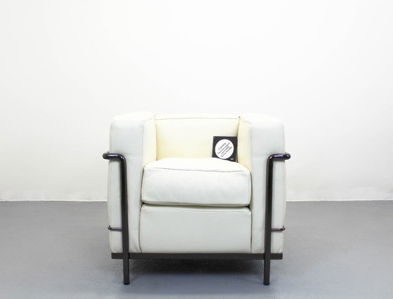 Lc2 Chair Ivory Leather, Le Corbusier, Cassina, Charlotte Perriand Seats – Sillones, Metal (photo 2 of 12)
