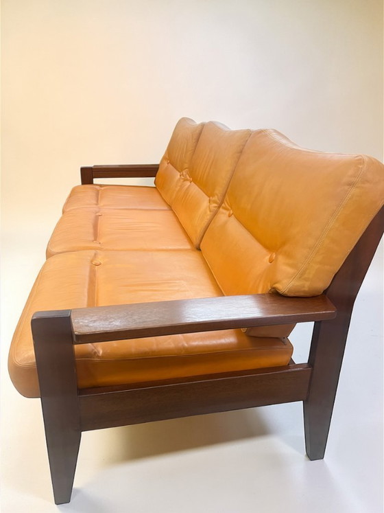 Image 1 of Vintage 3-Sitzer Sofa aus den 1970er Jahren – Massivholzrahmen & orange Leder – Mid Century / Danish Style Designer Couch.