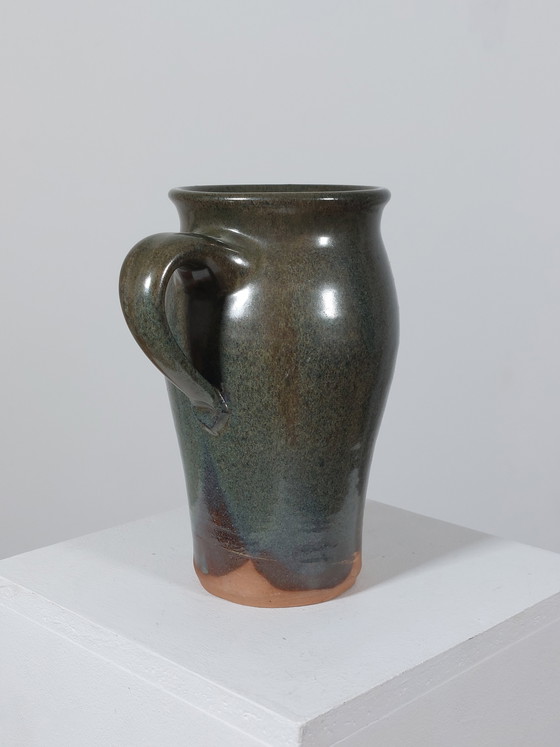 Image 1 of Vintage vaas met handvat en glazuur uit het midden van de vorige eeuw, in landhuisstijl.