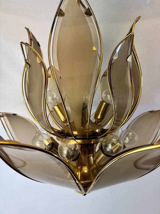 Image 1 of Grande lampada a sospensione "Lotus" d'epoca in vetro fumé e ottone - stile Hollywood Regency