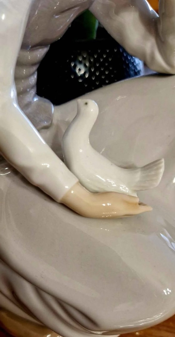 Image 1 of La ragazza con la colomba