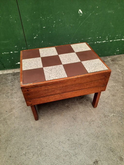 Mesa auxiliar vintage con azulejos