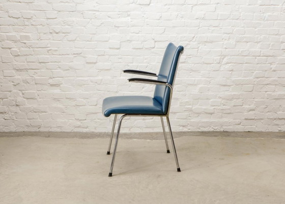 Image 1 of Gebroeders De Wit, ensemble de trois fauteuils design néerlandais revêtus de similicuir bleu vif. Pays-Bas, années 1960.